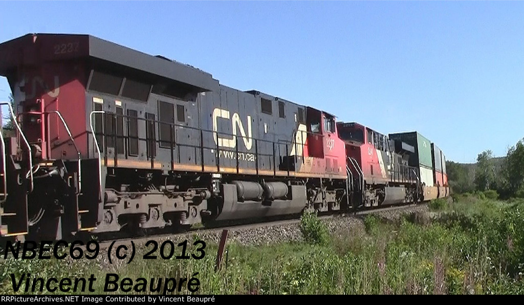 CN 2237 on the 121 Westbound